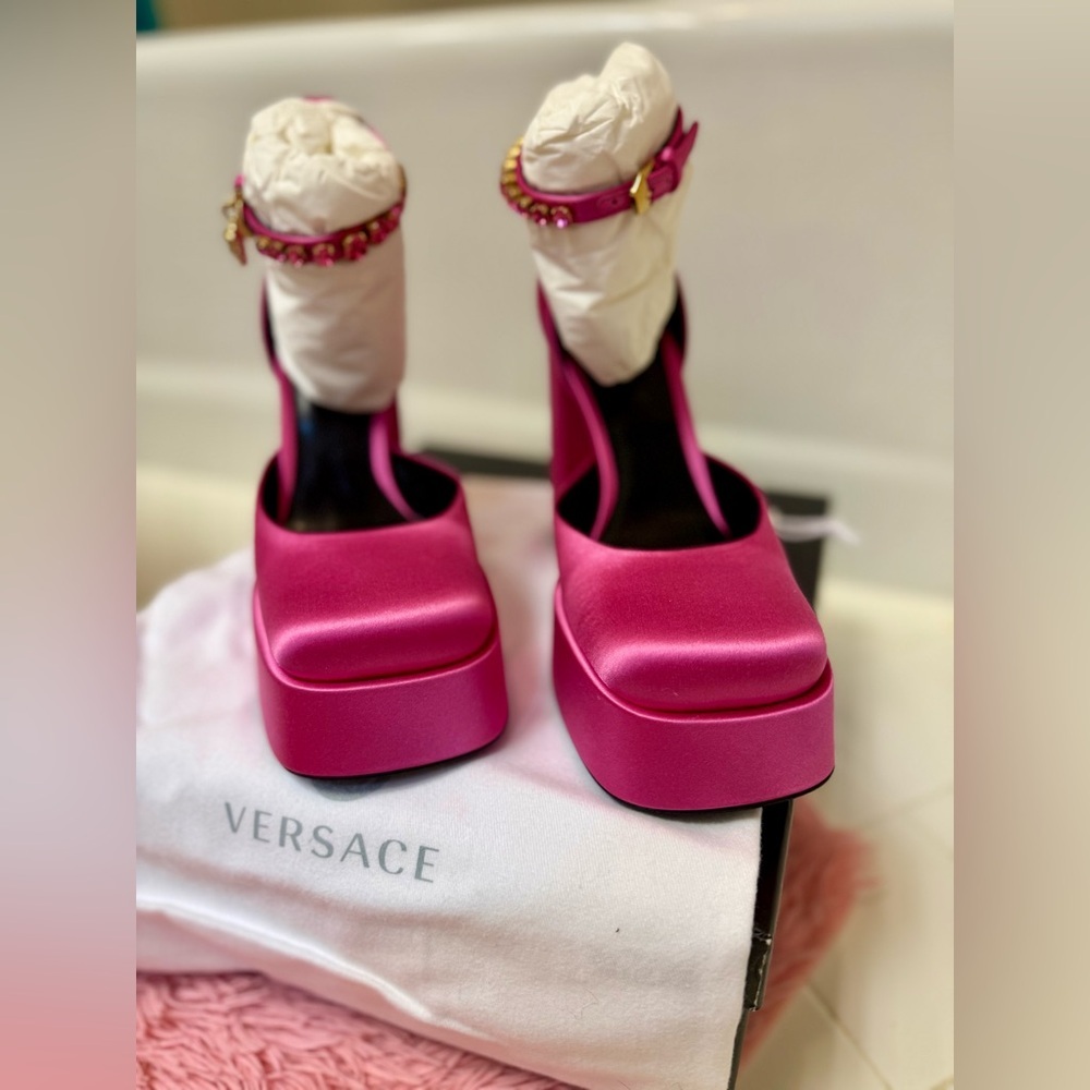 SOLD NWT VERSACE Barbie Medusa Satin D’Orsay Platform Pumps Pink 38/US 7.5 - Picture 4 of 13